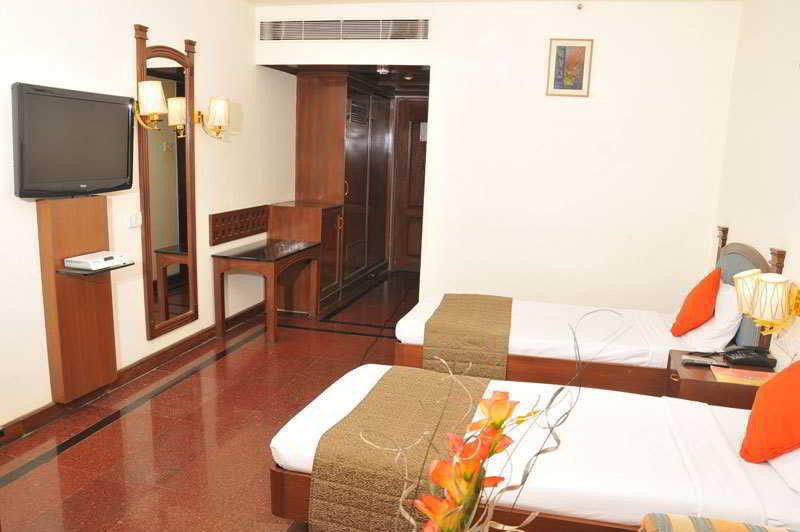 Simsan Hotel Chennai Exterior foto